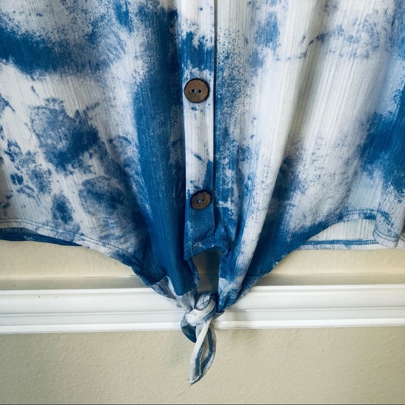 NWT Tie Dye Tie Front Blue & White Blouse Wooden Buttons Woman’s Size M - Picture 5 of 7